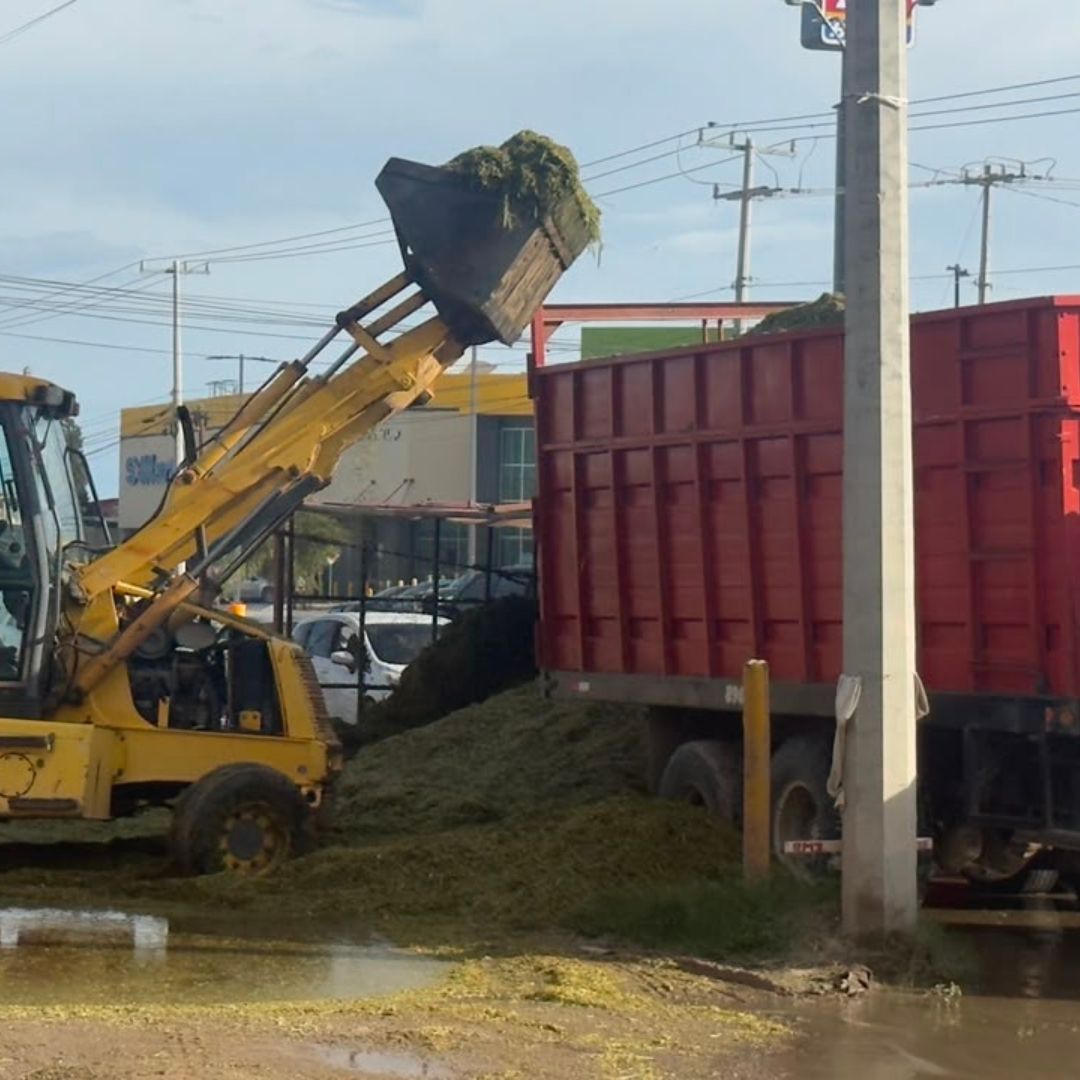 Trabajan para retirar el camión del socavón